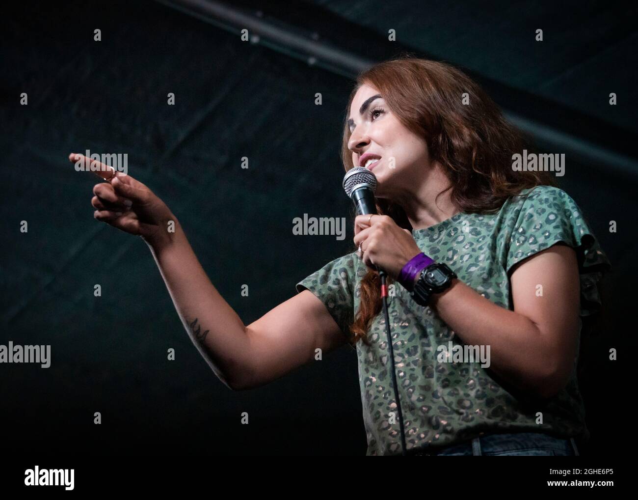 Esther Manito, comédien, The Garden Gatherings, Comedy Gala, Essex © Clarissa Debenham / Alamy Banque D'Images