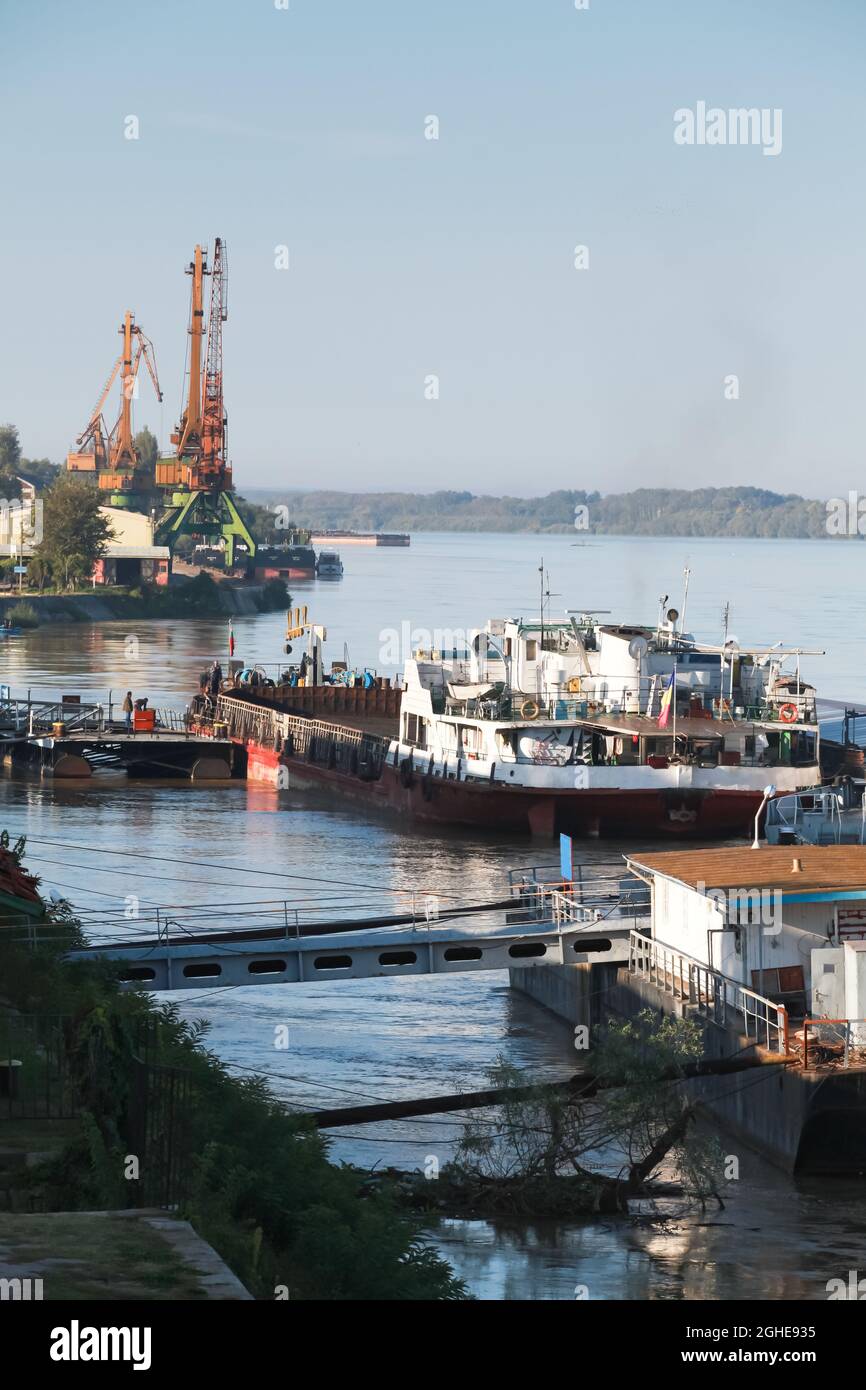 Port de la ruse, Danube, Bulgarie. Photo verticale avec grues et navires amarrés Banque D'Images