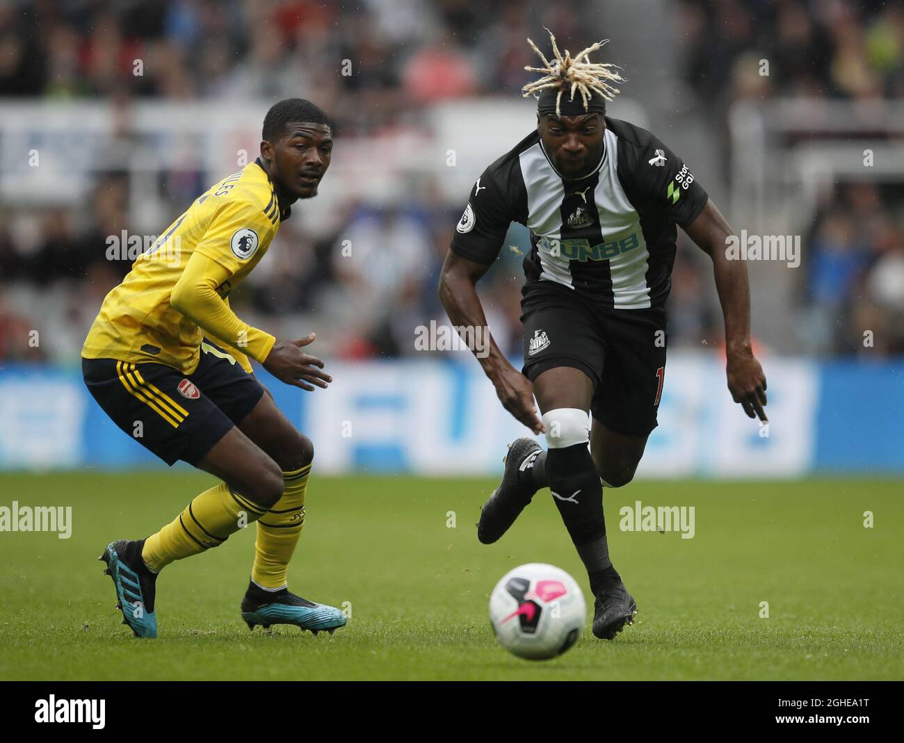 Ainsley Maitland-Niles d'Arsenal tourné par Allan Saint-Maximin de Newcastle United lors du match de la première ligue à St. James's Park, Newcastle. Date de la photo : 11 août 2019. Le crédit photo doit se lire comme suit : Simon Bellis/Sportimage via PA Images Banque D'Images