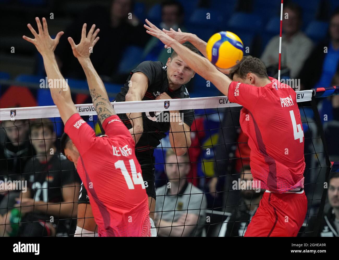 Tallinn, Estonie. 06e septembre 2021. Volleyball: Championnat d'Europe, hommes, tour préliminaire, Allemagne - France: Ruben Schott (M) d'Allemagne frappe le bloc des Français avec Nicolas le Goff (l) et Jean Patry. Credit: Roman Koksarov/dpa/Alay Live News Banque D'Images