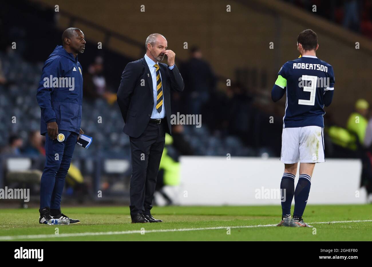 Alex Dyer, entraîneur écossais Steve Clarke et Andy Robertson de l'Écosse pendant le match des qualificatifs européens à Hampden Park, Glasgow. Date de la photo : 9 septembre 2019. Le crédit photo devrait se lire: Neil Hanna/Sportimage via PA Images Banque D'Images