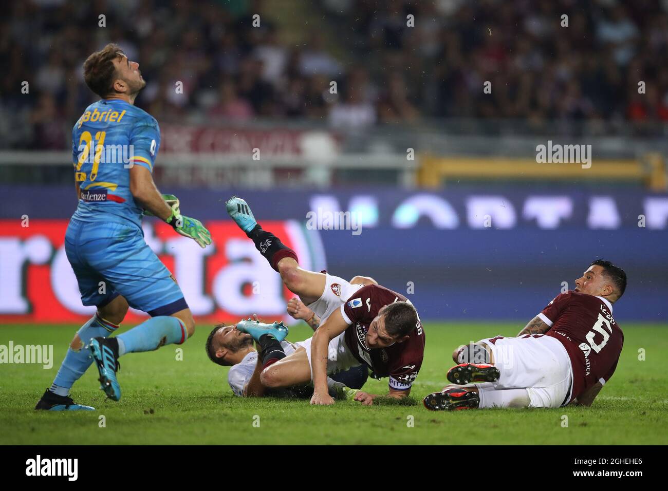 Andrea Belotti et Armando Izzo du FC Torino se sont mis à planter au sol à la suite d'un affrontement dans la zone de pénalité avec Gabriel et Marco Calderoni de Lecce lors de la série A match au Stadio Grande Torino, Turin. Date de la photo : 16 septembre 2019. Le crédit photo doit être lu : Jonathan Moscrop/Sportimage via PA Images Banque D'Images