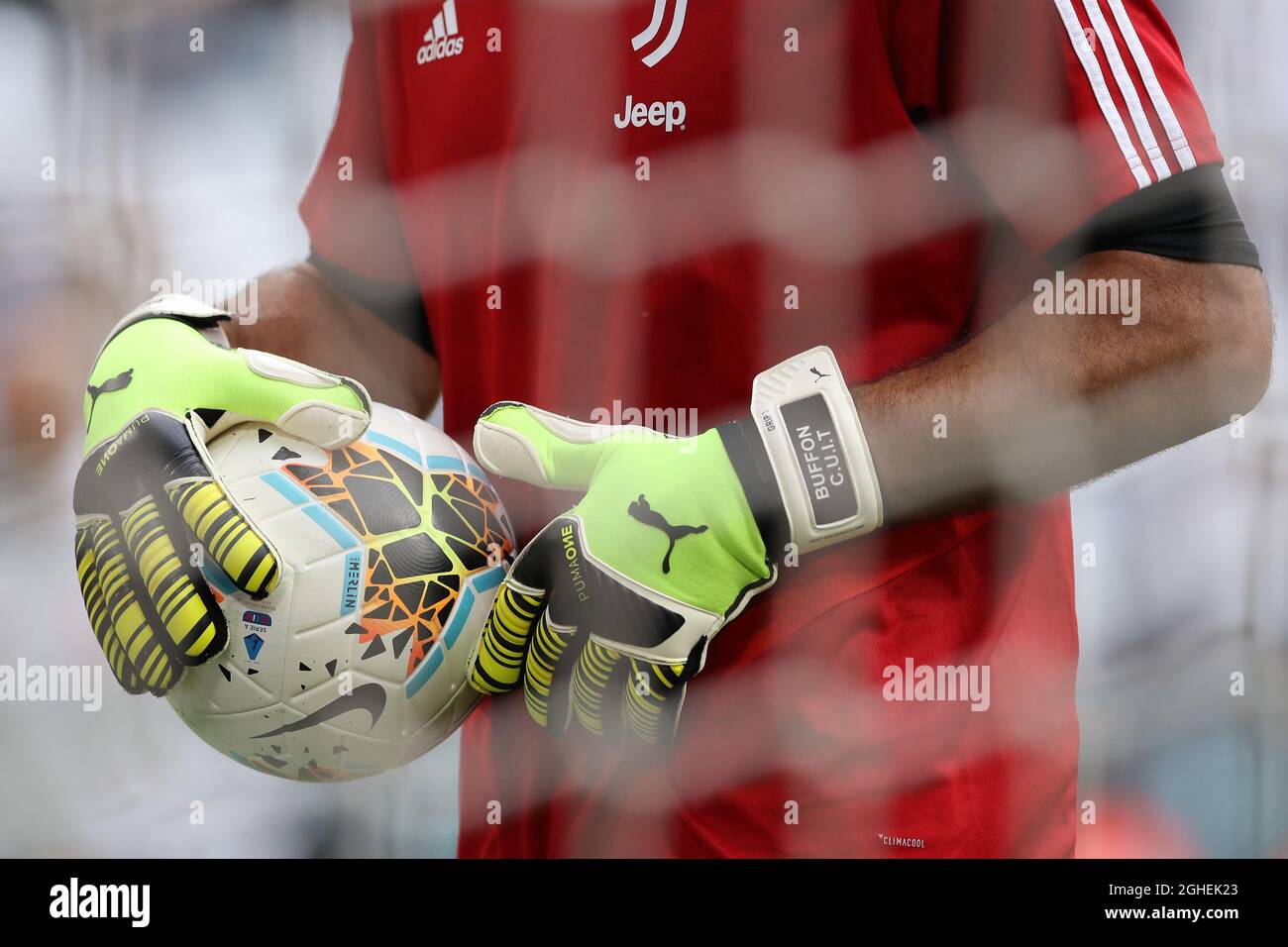 Gianluigi Buffon des gants de Juventus photographiés alors qu'il tient un  match de match officiel de Serie A Nike Merlin lors de l'échauffement avant  le match du Serie A au stade Allianz,