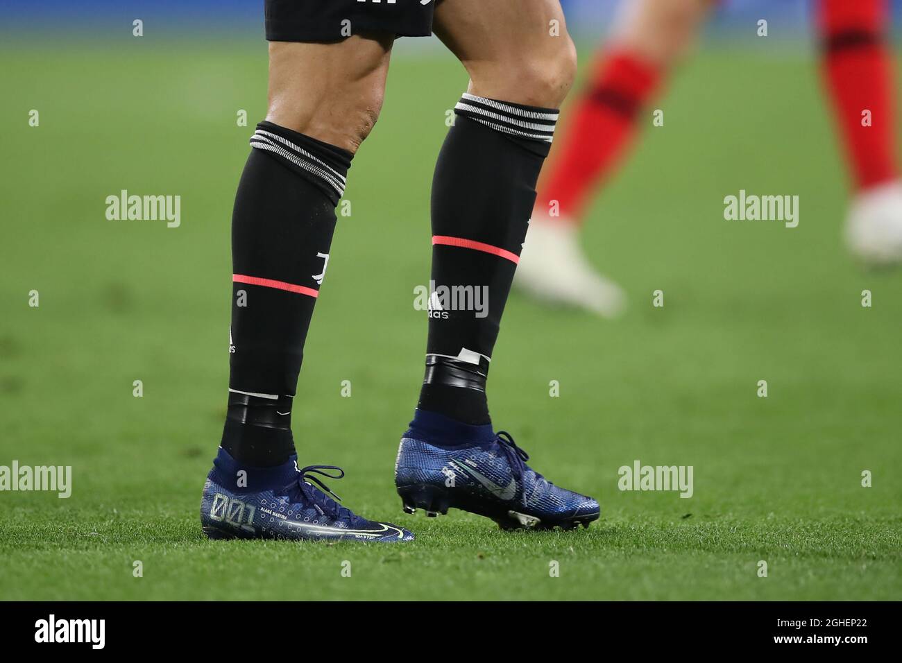 Cristiano Ronaldo de Juventus présente une nouvelle version des chaussures  de football Nike Mercurial lors du match de la Ligue des champions de  l'UEFA au stade Juventus, à Turin. Date de la