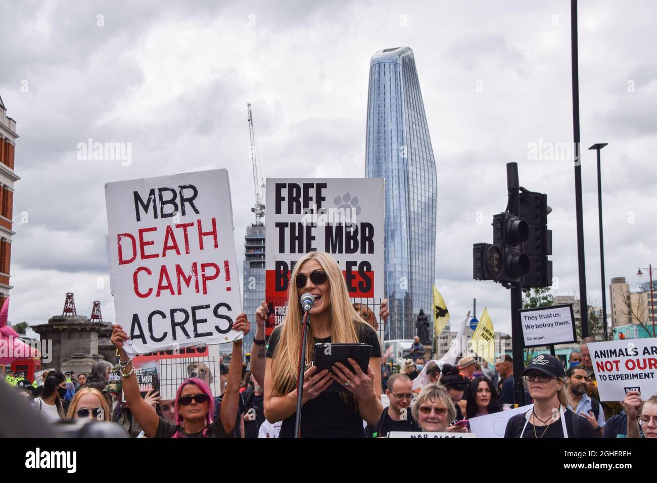 Londres, Royaume-Uni. 28 août 2021. Les activistes des Blackfriars lors de la Marche nationale des droits des animaux. Des militants et des organisations des droits des animaux ont défilé dans la City de Londres pour exiger la fin de toute exploitation animale. Banque D'Images