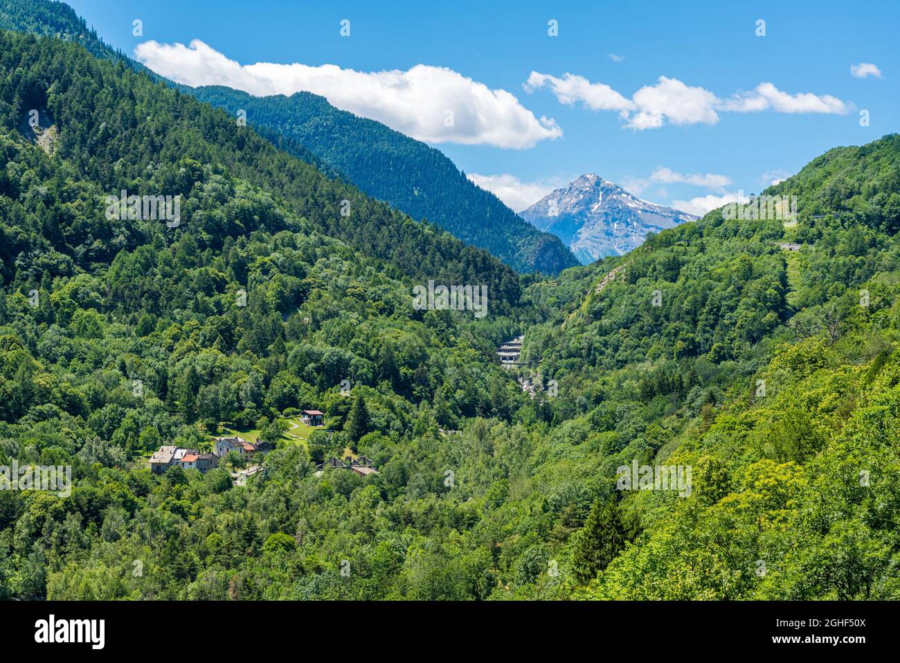 Le village pittoresque d'Exilles, dans la vallée de Susa. Province de Turin, Piémont, nord de l'Italie. Banque D'Images