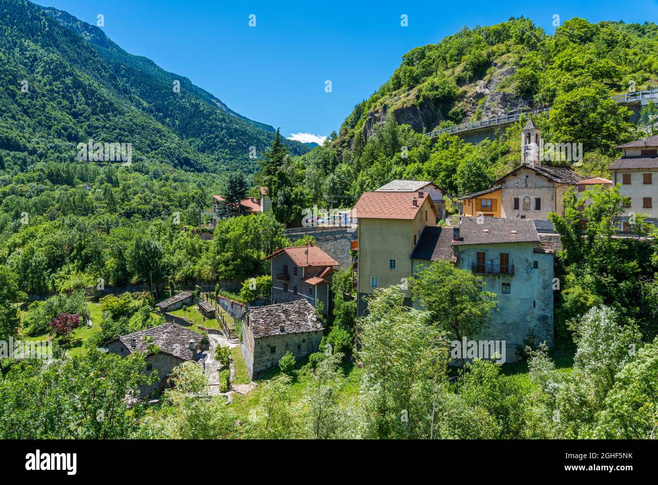 Le village pittoresque d'Exilles, dans la vallée de Susa. Province de Turin, Piémont, nord de l'Italie. Banque D'Images