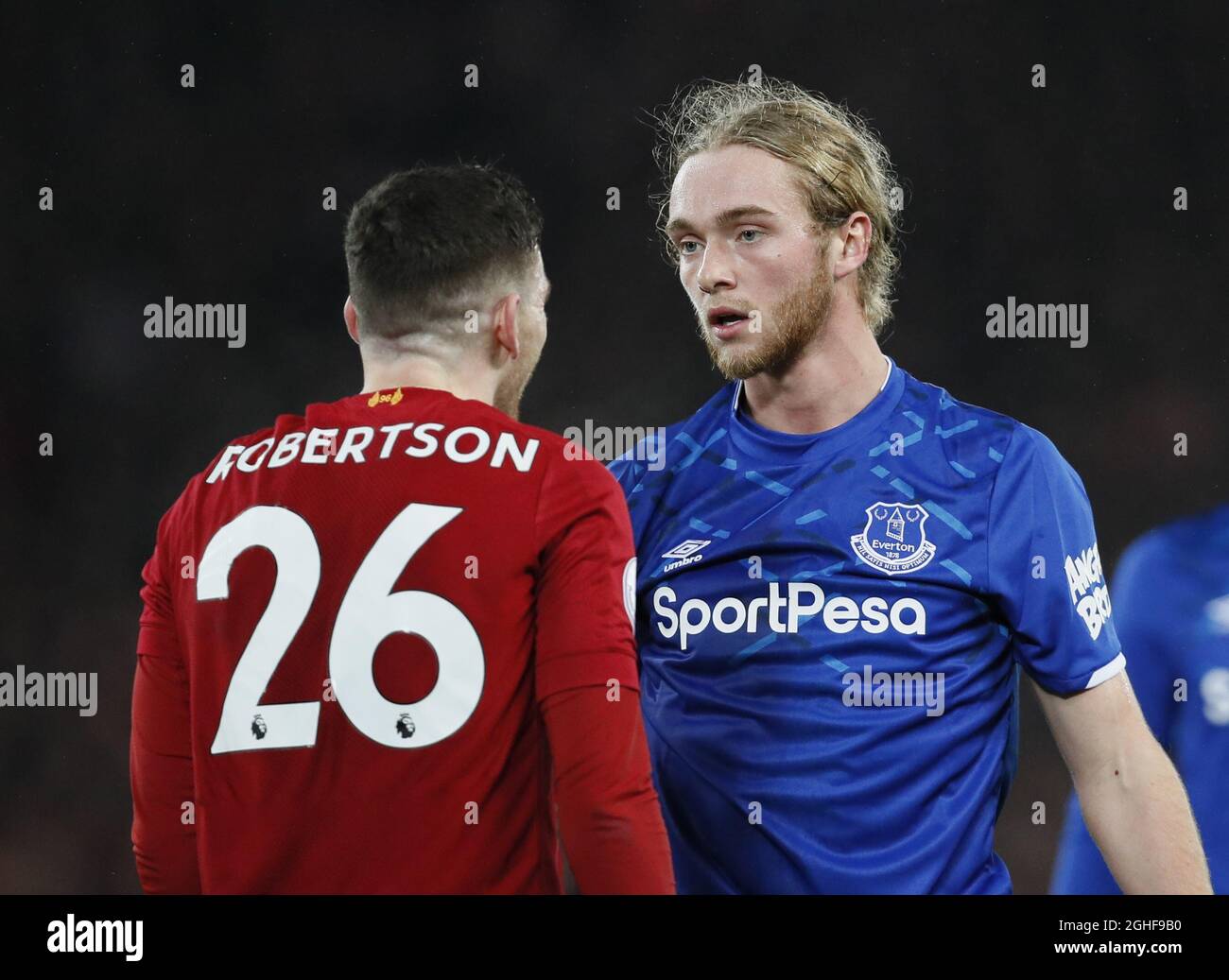 Andrew Robertson de Liverpool et Tom Davies d'Everton se disputent lors du match de la Premier League à Anfield, Liverpool. Date de la photo : 4 décembre 2019. Le crédit photo doit se lire comme suit : James Wilson/Sportimage via PA Images Banque D'Images