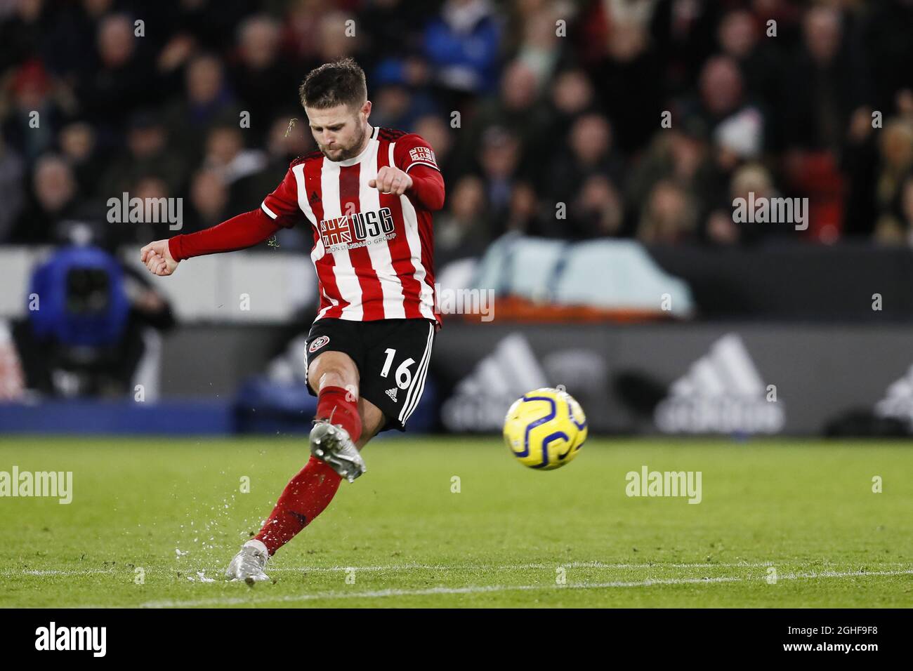 Oliver Norwood, de Sheffield United, tire depuis un franc-pied lors du match de la Premier League à Bramall Lane, Sheffield. Date de la photo : 5 décembre 2019. Le crédit photo doit se lire comme suit : James Wilson/Sportimage via PA Images Banque D'Images