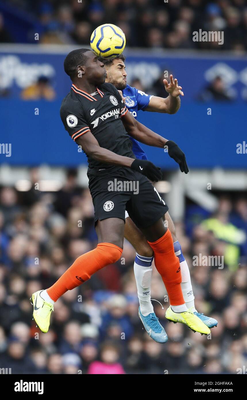 Dominic Calvert Lewin, d'Everton, défie Kurt Zouma, de Chelsea, lors du match de la Premier League à Goodison Park, à Liverpool. Date de la photo : 7 décembre 2019. Le crédit photo doit se lire comme suit : Simon Bellis/Sportimage via PA Images Banque D'Images