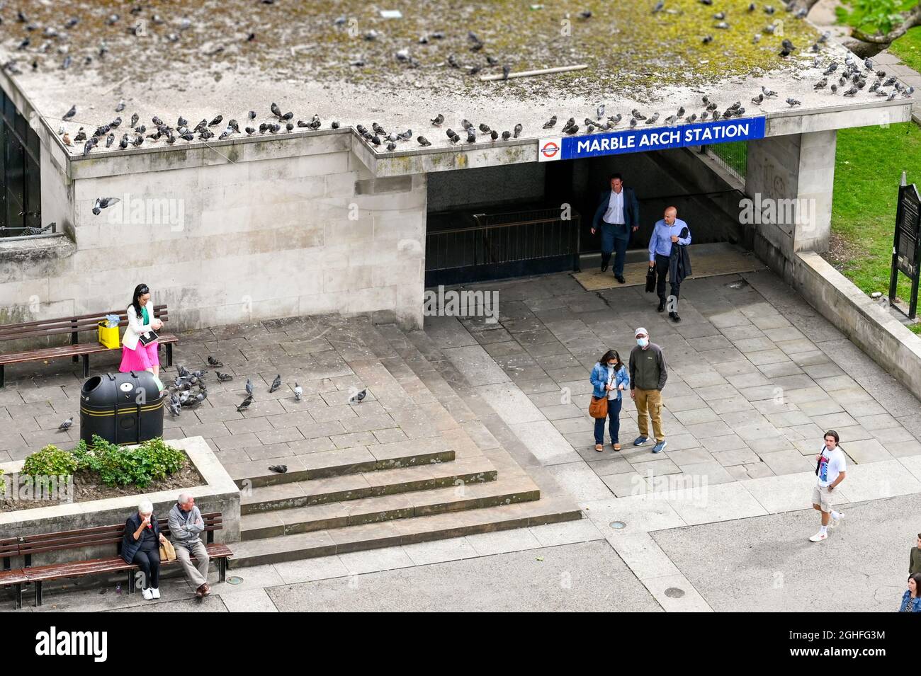 Londres, Angleterre - août 2021 : vue aérienne de l'une des entrées de la station de métro Marble Arch. Les pigeons se perchent sur le toit Banque D'Images