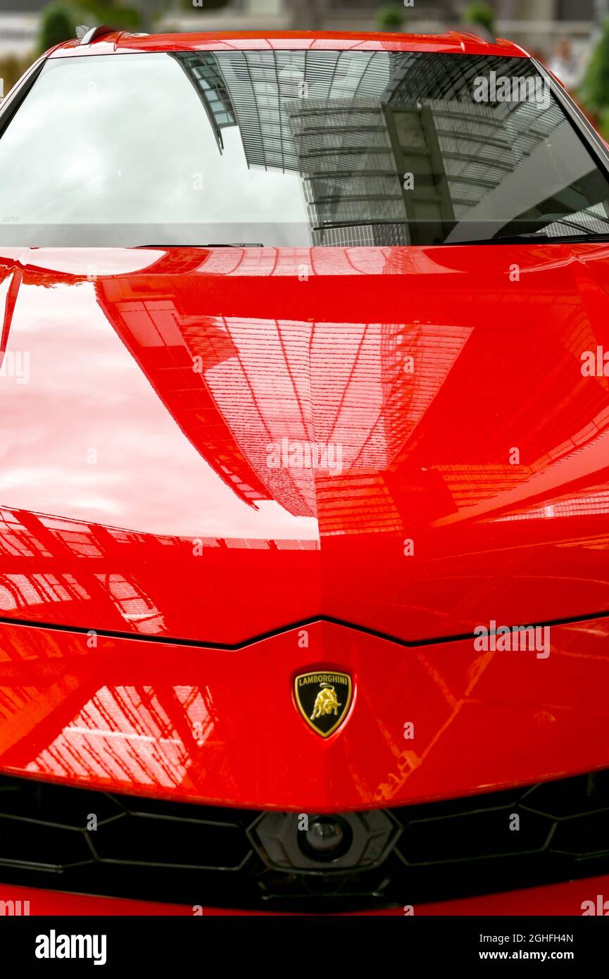 Londres, Angleterre - août 2021 : vue rapprochée de l'écusson à l'avant d'une voiture de luxe Lamborghini 4x4 Banque D'Images