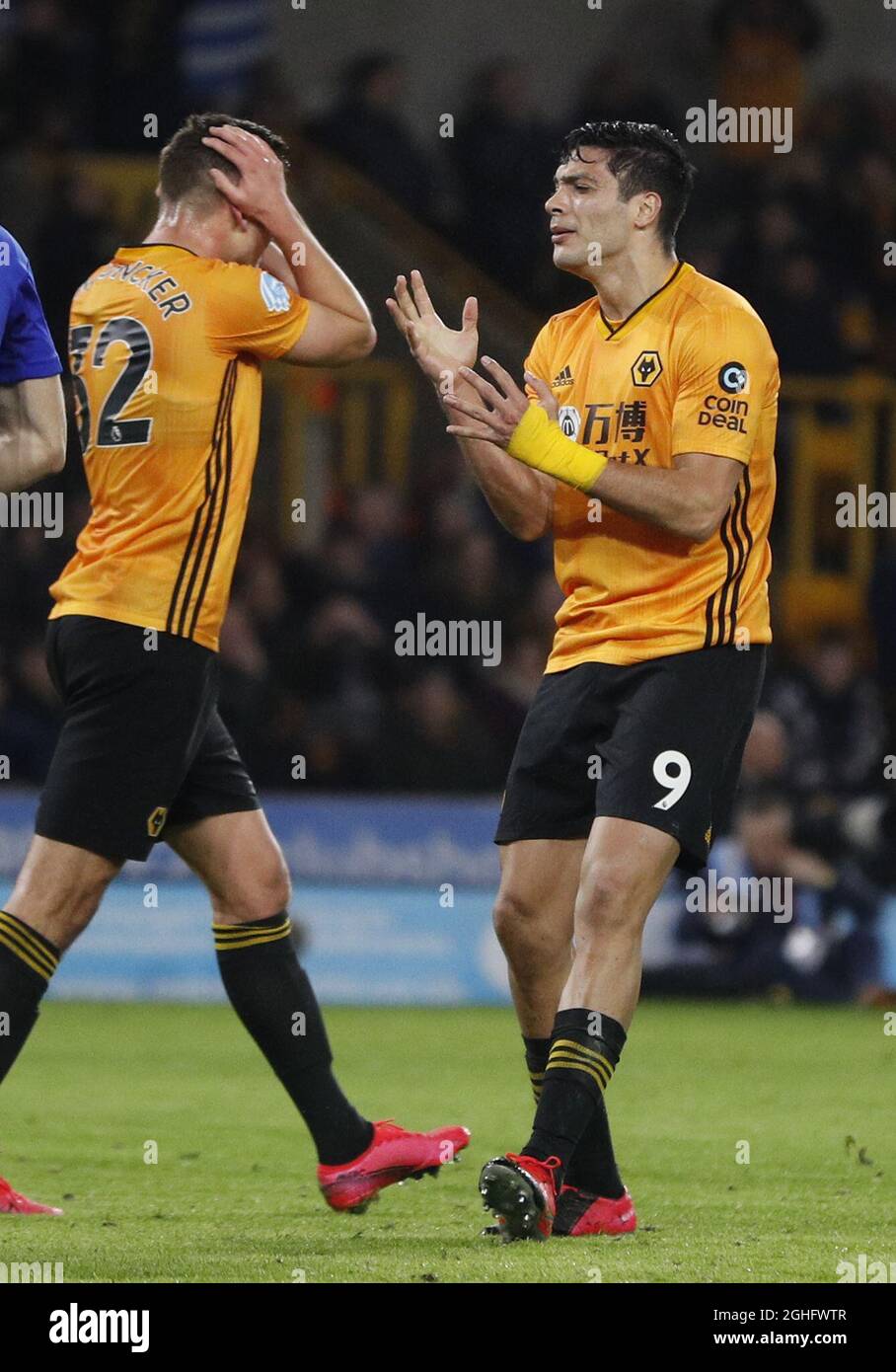 Raul Jimenez de Wolverhampton Wanderers refondu après avoir pris la tête large pendant le match de la Premier League à Molineux, Wolverhampton. Date de la photo : 14 février 2020. Le crédit photo doit être lu : Darren Staples/Sportimage via PA Images Banque D'Images