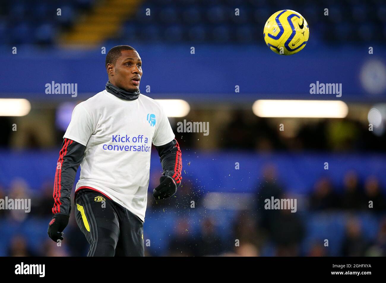 Manchester UnitedÕs Odion Ighalo se réchauffe en portant un T-shirt pour soutenir la campagne de santé mentale Heads Up avant le match de la Premier League à Stamford Bridge, Londres. Date de la photo : 17 février 2020. Le crédit photo doit se lire comme suit : Paul Terry/Sportimage via PA Images Banque D'Images