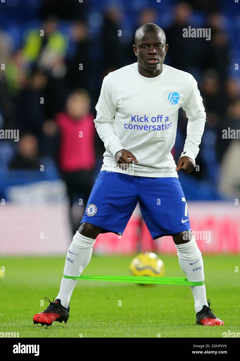 ChelseaÕs NÕGolo Kante se réchauffe en portant un T-shirt pour soutenir la campagne de santé mentale Heads Up avant le match de la Premier League à Stamford Bridge, Londres. Date de la photo : 17 février 2020. Le crédit photo doit se lire comme suit : Paul Terry/Sportimage via PA Images Banque D'Images