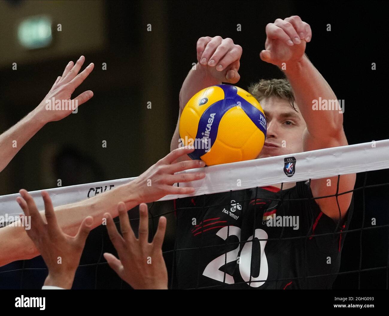 Tallinn, Estonie. 06e septembre 2021. Volleyball: Championnat d'Europe, hommes, tour préliminaire, Allemagne - France: Linus Weber d'Allemagne bloque un ballon sur le filet. Credit: Roman Koksarov/dpa/Alay Live News Banque D'Images