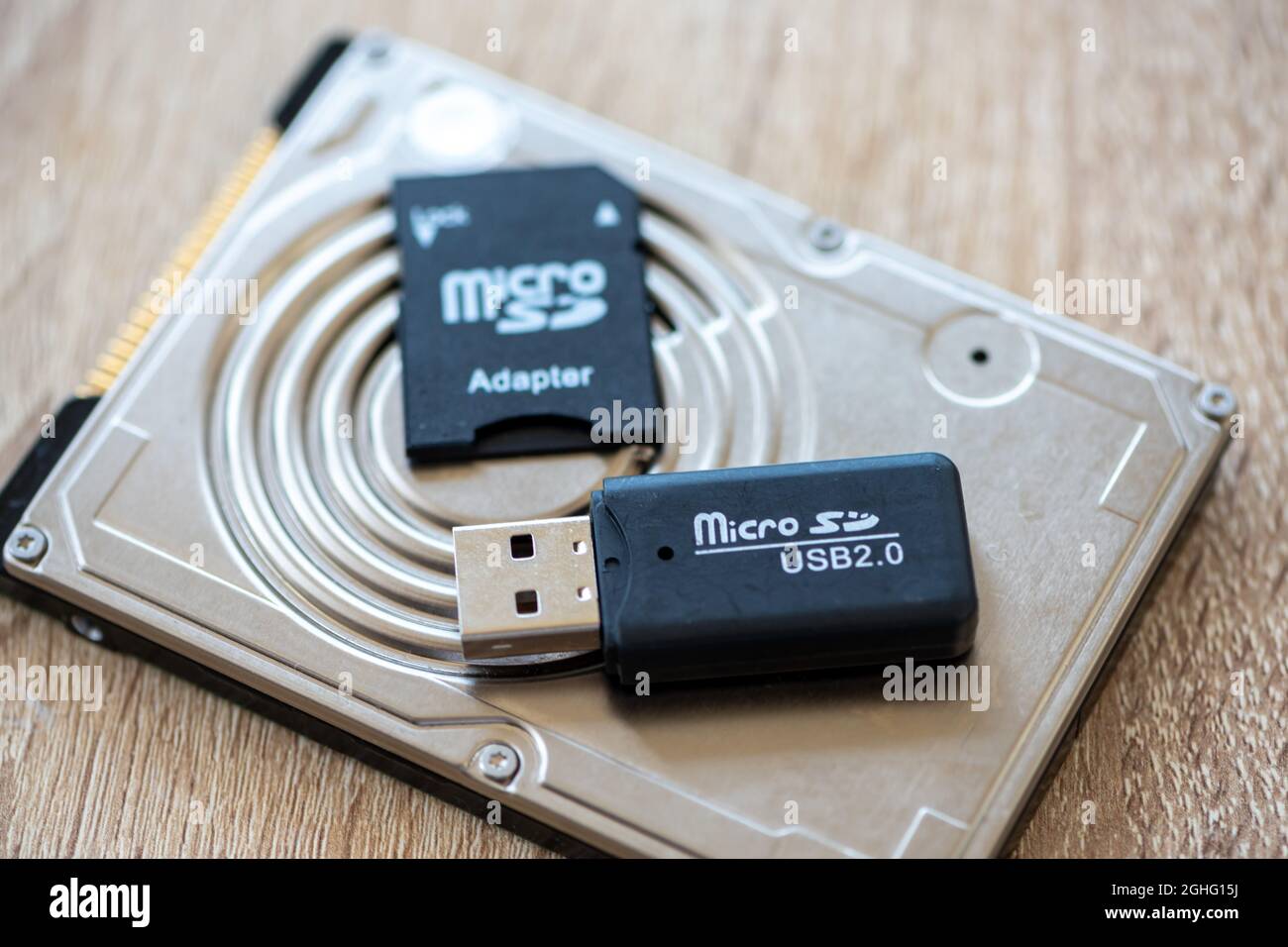Gros plan d'un adaptateur micro SD vers SD sur un disque dur, stylet USB Banque D'Images