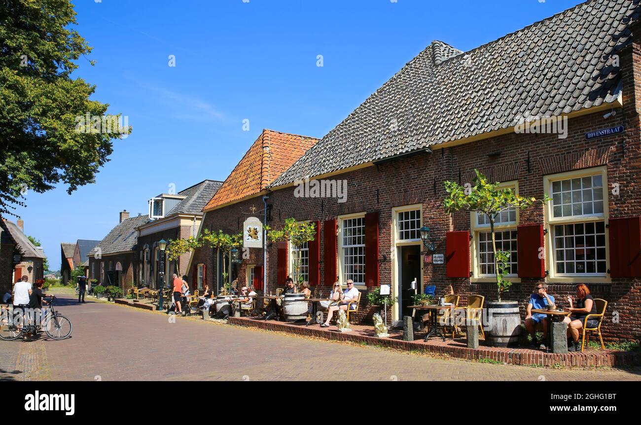 Bronkhorst (Gueldre), pays-Bas - juillet 9. 2021: Vue sur l'ancien  café-restaurant typique avec des gens assis dehors contre le ciel bleu  d'été dans petit Photo Stock - Alamy