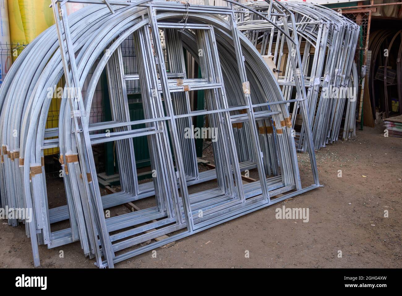 Le cadre métallique de la serre en forme démontée dans l'entrepôt de la société de commerce. Banque D'Images
