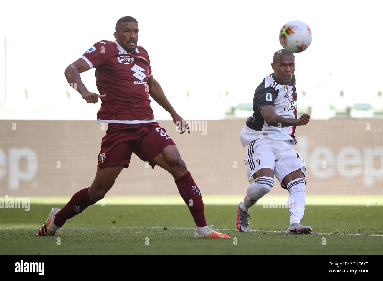 Douglas Costa, l'attaquant brésilien de Juventus, tire des ailes de but sous la pression du défenseur brésilien Gleison Bremer du FC Torino lors du match série A à l'Allianz Stadium de Turin. Date de la photo : 4 juillet 2020. Le crédit photo doit être lu : Jonathan Moscrop/Sportimage via PA Images Banque D'Images