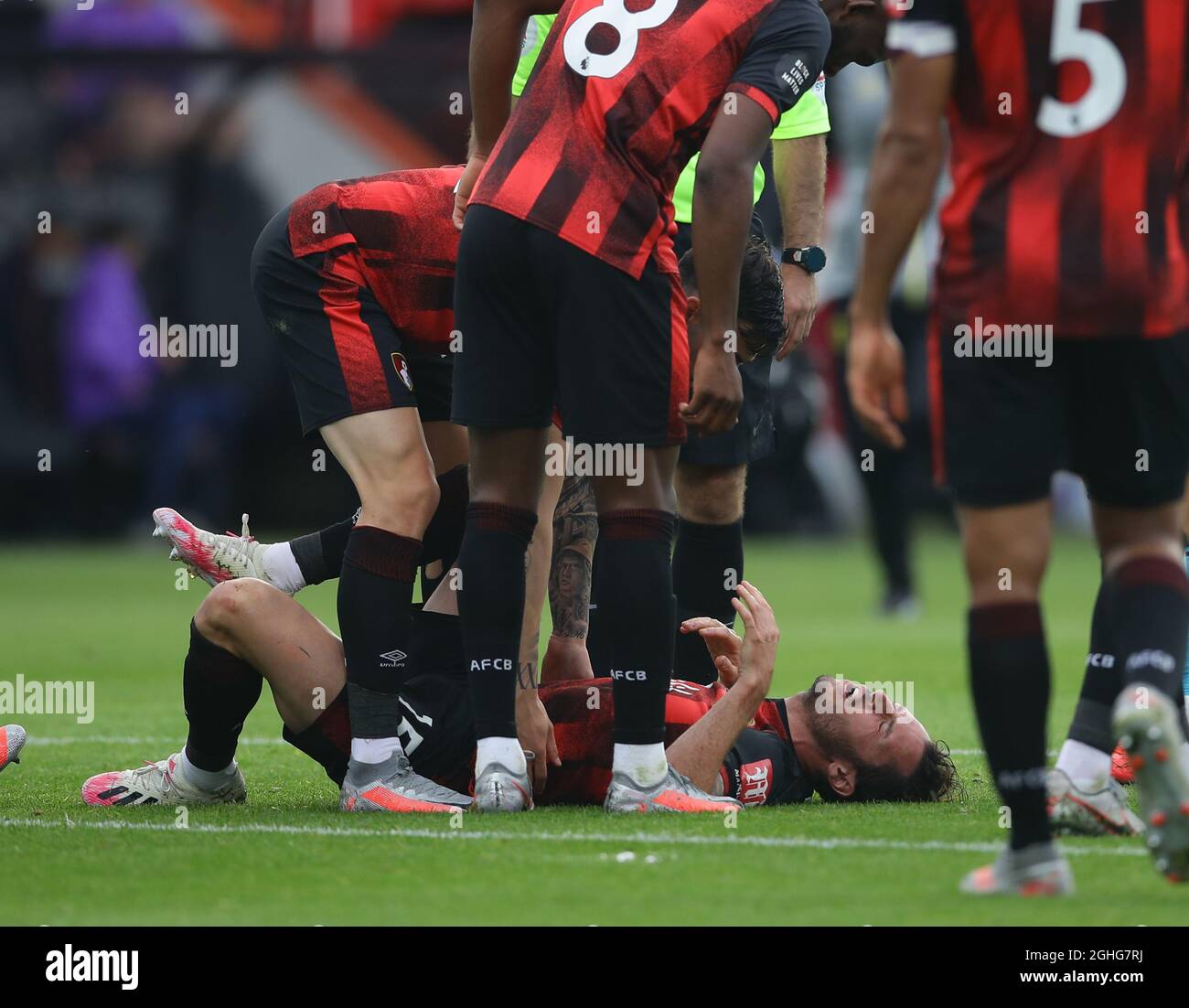 Adam Smith, de Bournemouth, se lance dans la douleur après avoir été frappé par le ballon lors du match de la Premier League au stade Vitality, à Bournemouth. Date de la photo : 9 juillet 2020. Le crédit photo doit être lu : David Klein/Sportimage via PA Images Banque D'Images