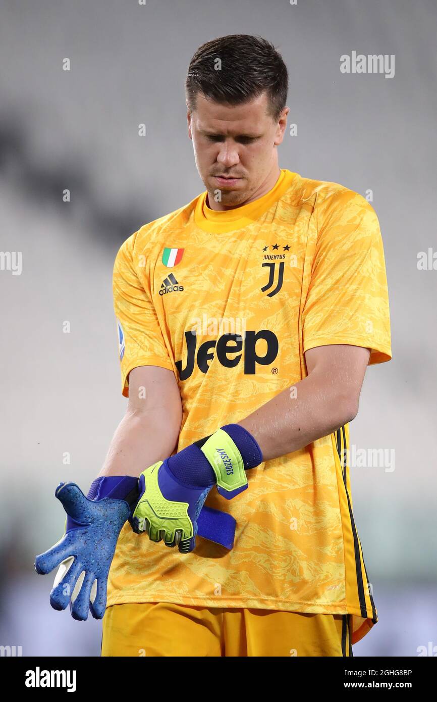 Le gardien de but polonais Wojciech Szczesny de Juventus tire ses gants au  début du match de la série A à l'Allianz Stadium, à Turin. Date de la photo  : 11 juillet