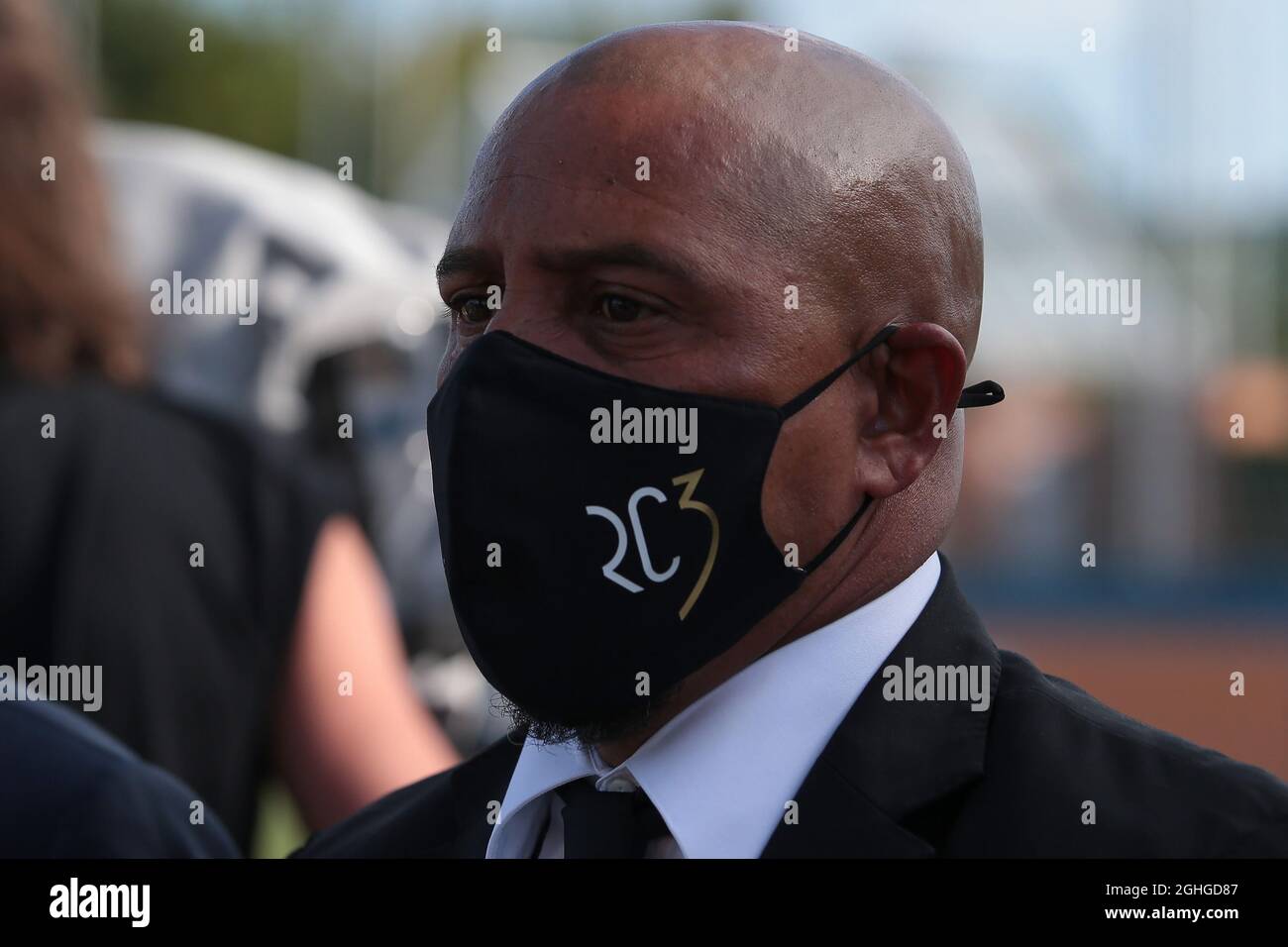 Roberto Carlos photographié portant un masque facial de protection  personnalisé lors du match de la Ligue des jeunes de l'UEFA au Colovray  Sports Center, Nyon. Date de la photo : 25 août