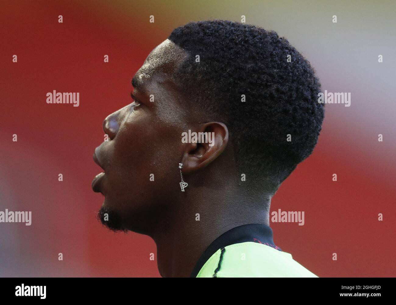 Paul Pogba, de Manchester United, portant un contour d'oreille en PP lors  de l'échauffement avant le match de la Premier League à Old Trafford,  Manchester. Date de la photo : 19 septembre