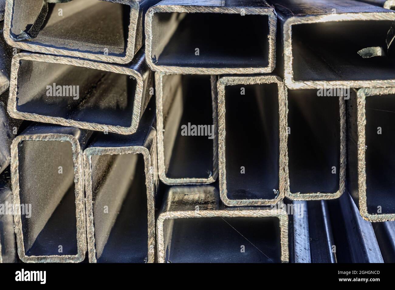 Tuyaux métalliques à profil rectangulaire dans un entrepôt commercial Banque D'Images