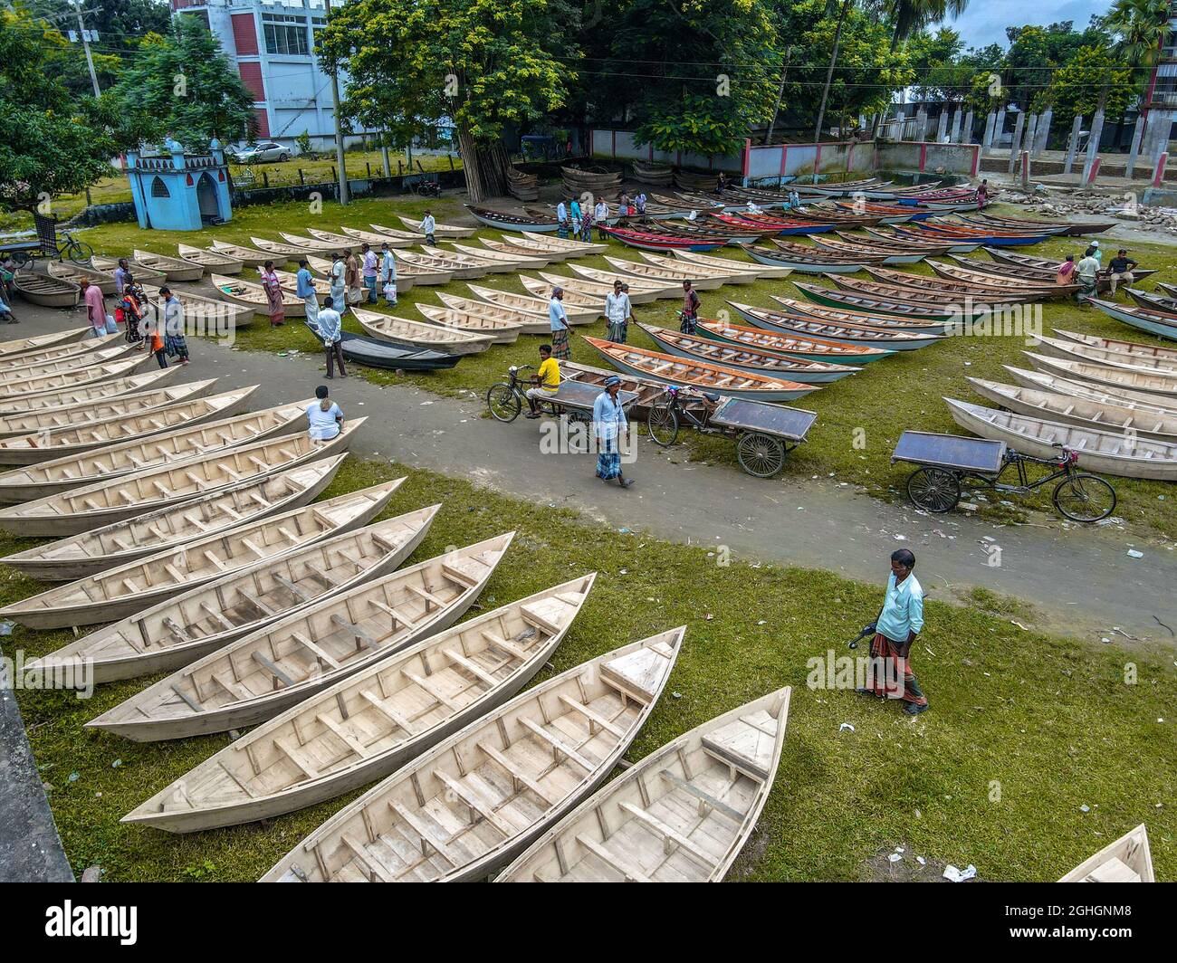 Non exclusif: MANIKGANJ, BANGLADESH - SEPTEMBRE 5: Vue aérienne des personnes de Savar et Aminbazar arrivant au marché pour acheter des bateaux, pour les utiliser Banque D'Images