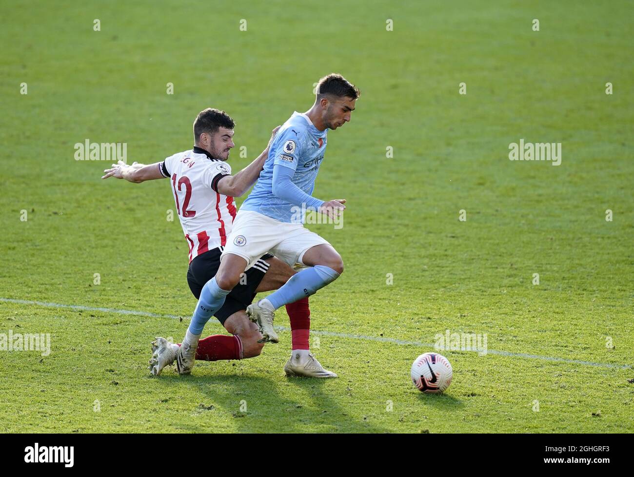 John Egan de Sheffield United s'en va avec Ferran Torres de Manchester City lors du match de la Premier League à Bramall Lane, Sheffield. Date de la photo : 31 octobre 2020. Le crédit photo doit se lire comme suit : Andrew Yates/Sportimage via PA Images Banque D'Images