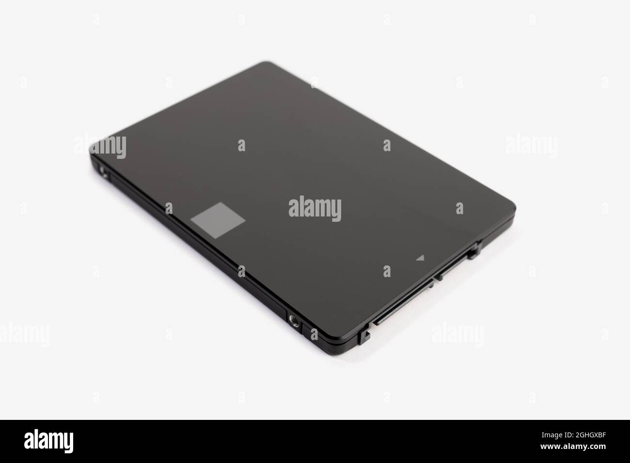 Unité SSD isolée sur fond blanc. Stockage de données informatiques Banque D'Images