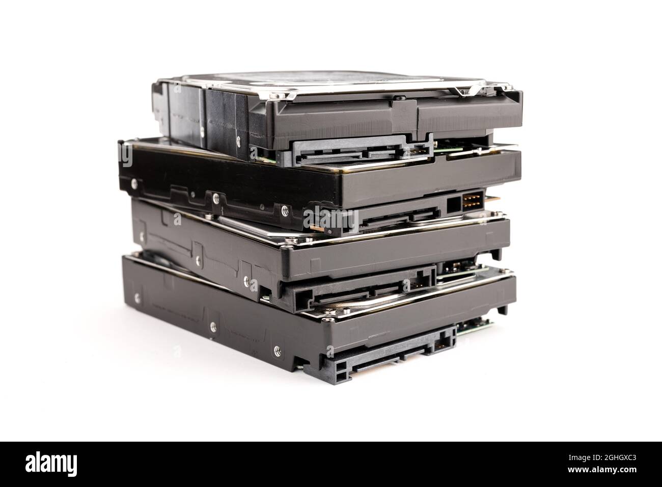 Pile de disque dur de l'ordinateur HDD isolée sur fond blanc. Stockage de données matérielles Banque D'Images