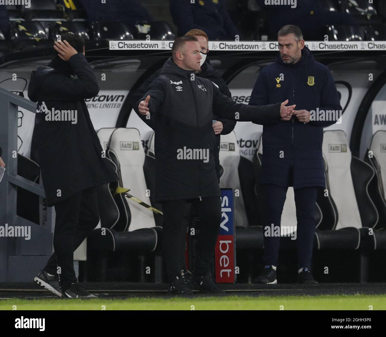 Wayne Rooney, directeur du comté de Derby, réagit à une demande de pénalité lors du match du championnat Sky Bet au stade Pride Park, à Derby. Date de la photo : 12 décembre 2020. Le crédit photo doit être lu : Darren Staples/Sportimage via PA Images Banque D'Images