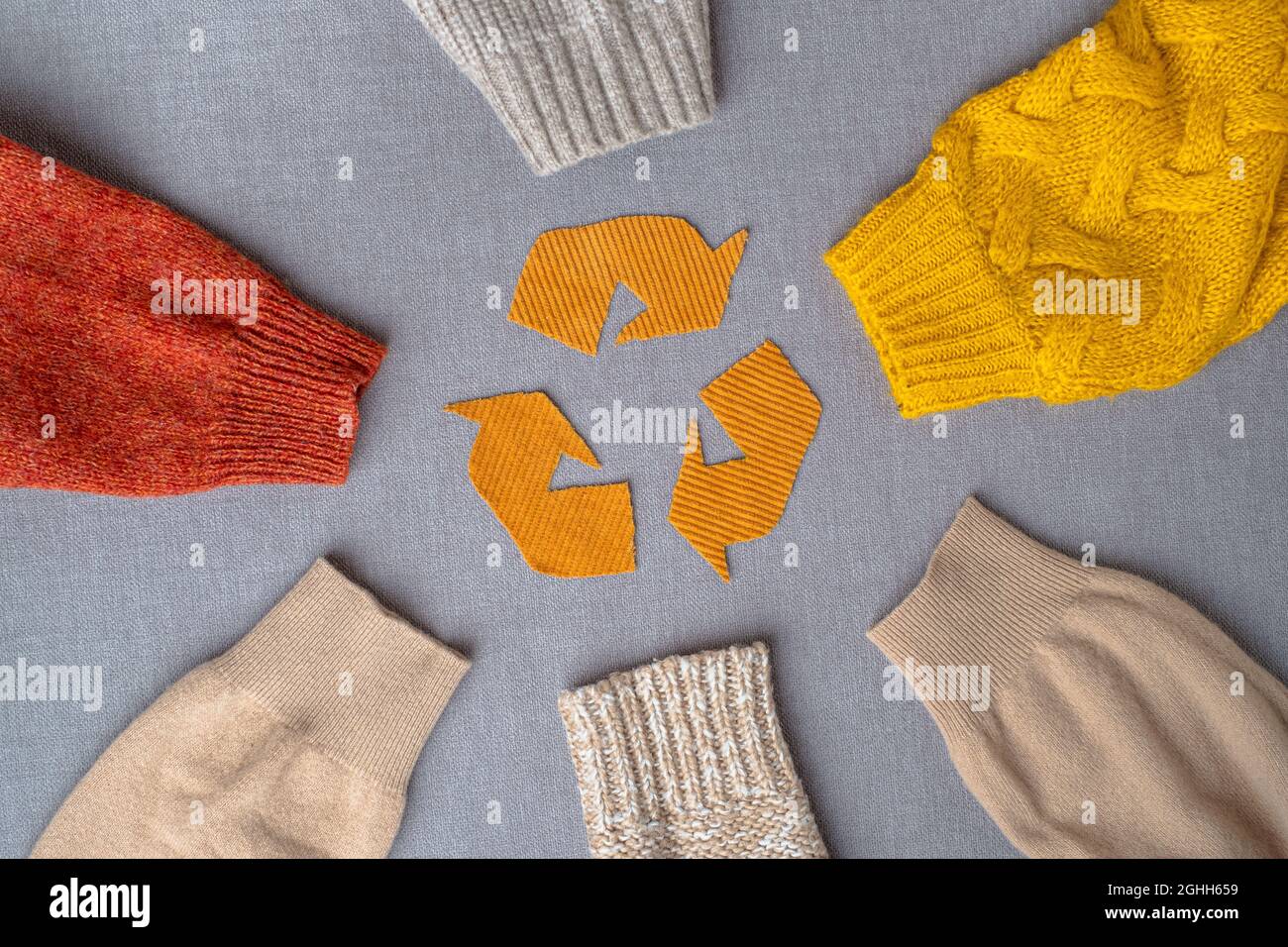 Recyclage des vêtements. Vêtements usagés. Mode écologique et durable. Manches de chandails en laine d'automne. Réduire le concept de déchets. Photo de haute qualité Banque D'Images