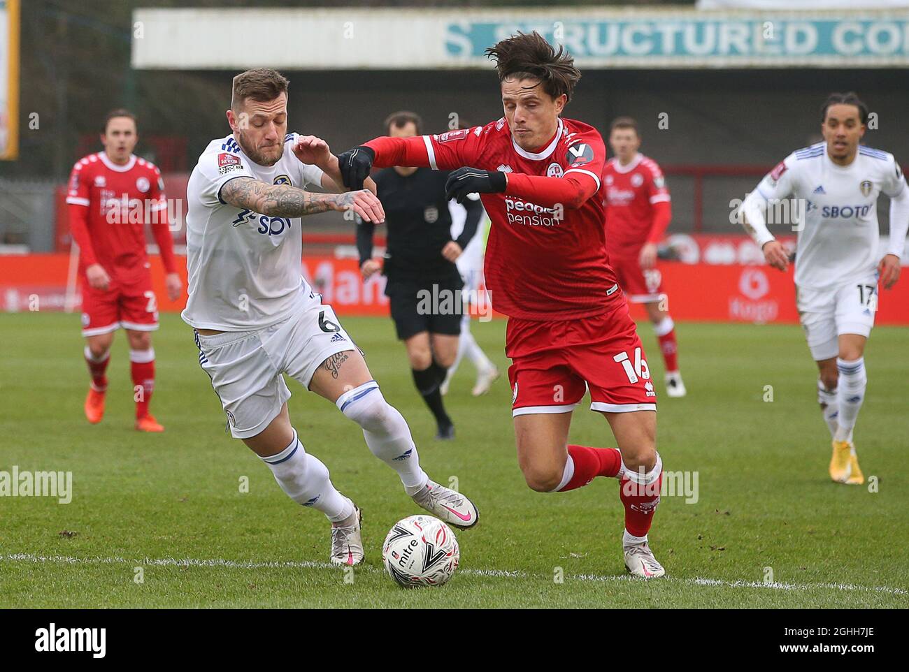 Tom Nichols, de Crawley Town, et Liam Cooper, de Leeds United, se disputent le ballon lors du match de la FA Cup au stade People Pension, à Crawley. Date de la photo : 10 janvier 2021. Le crédit photo doit se lire comme suit : Paul Terry/Sportimage via PA Images Banque D'Images