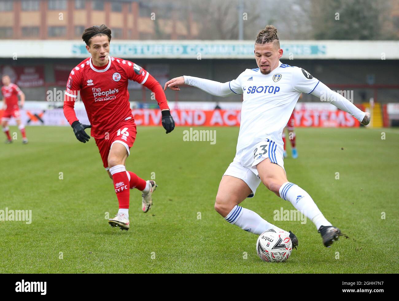 Kalvin Phillips de Leeds a Uni le ballon devant Tom Nichols de Crawley Town pendant le match de la coupe FA au stade People Pension de Crawley. Date de la photo : 10 janvier 2021. Le crédit photo doit se lire comme suit : Paul Terry/Sportimage via PA Images Banque D'Images