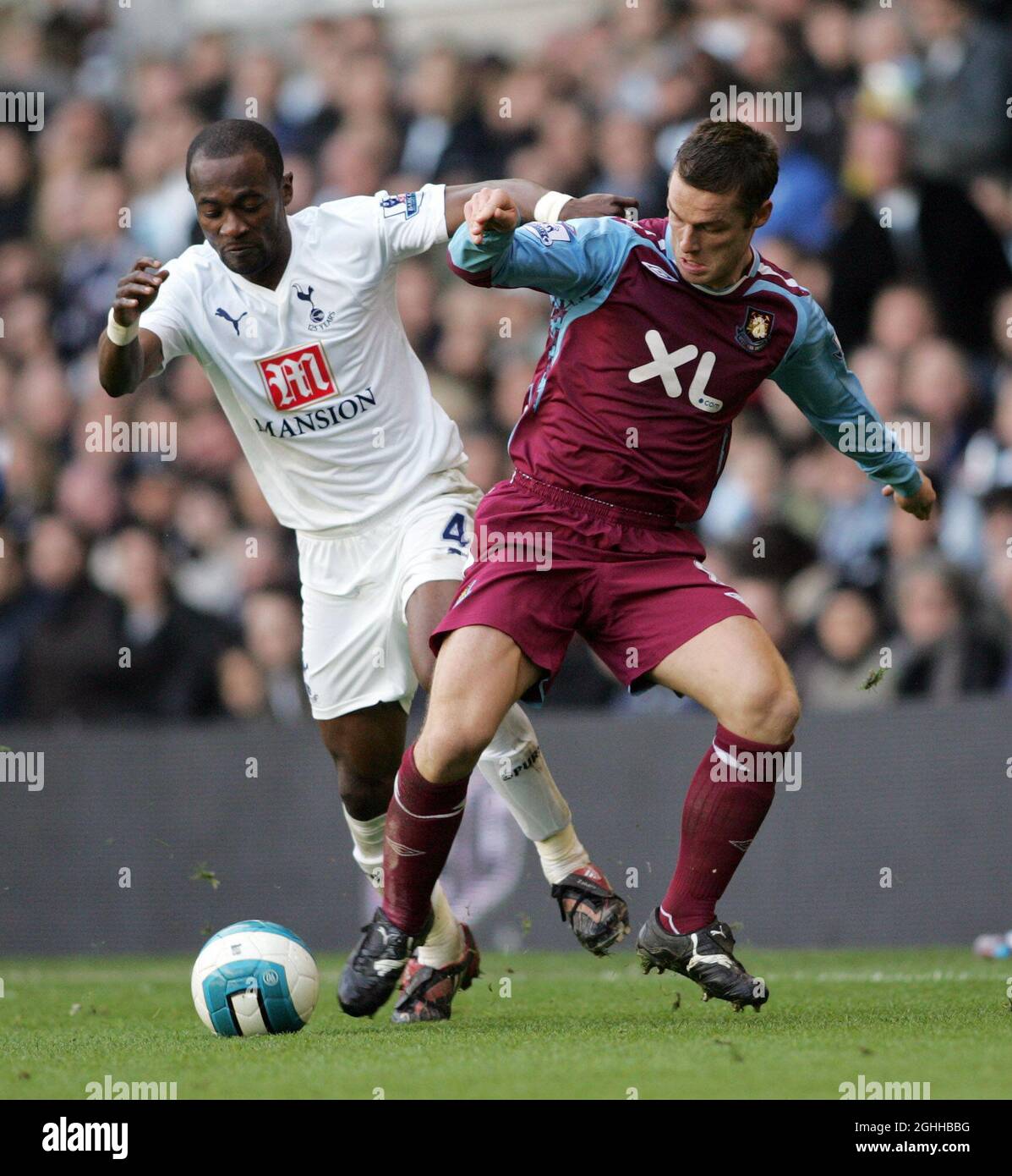 Didier Zokora de Tottenham se livre aux défenses de Scott Parker de West Ham lors du match de la Barclays Premier League entre Tottenham Hotspur et West Ham United à White Hart Lane à Londres, en Angleterre. Banque D'Images