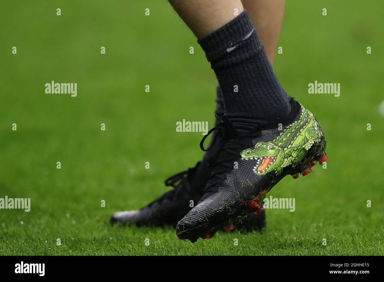 Une image d'un crocodile est vue sur les chaussures de football de Marcelo  Brozovic d'Internazionale pendant le match de Coppa Italia à Giuseppe  Meazza, Milan. Date de la photo : 2 février