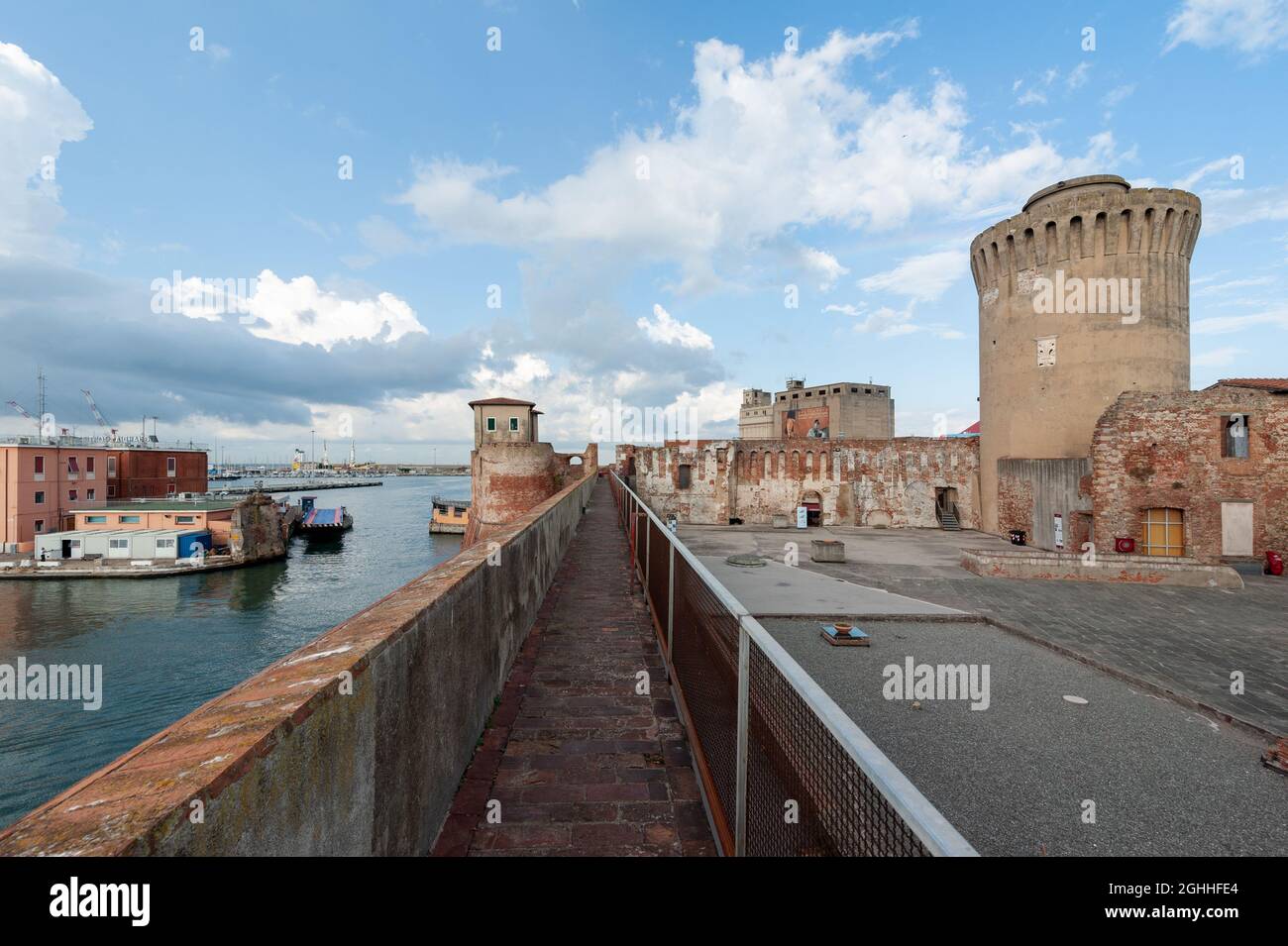 .la promenade le long de la Fortezza Vecchia (ancienne forteresse). La tour de guet, appelée Mastio di Matilde, surplombe la mer. Banque D'Images