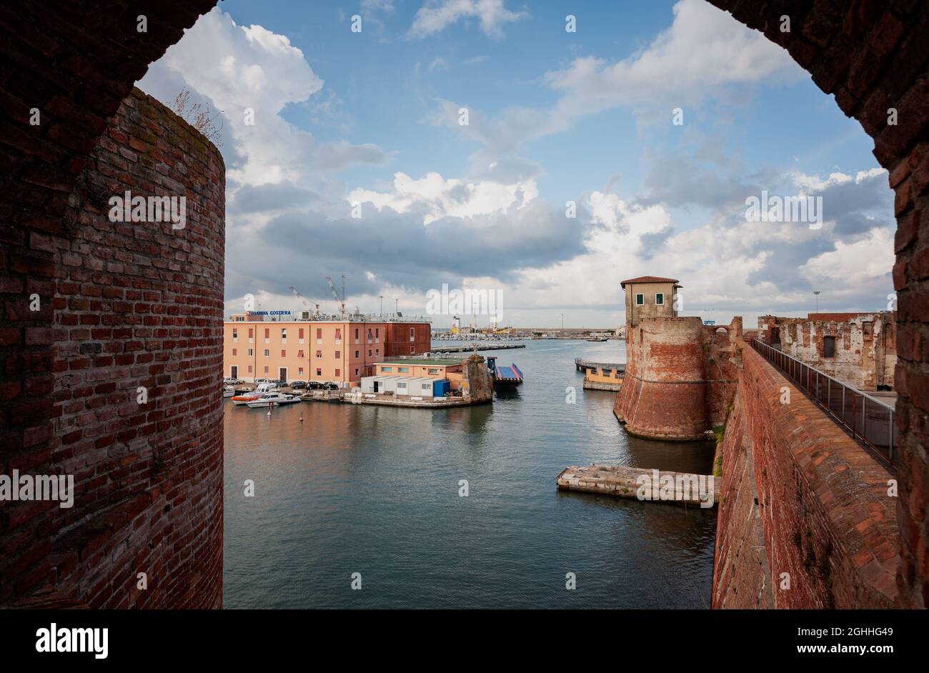 L'accès au port vu du sommet de la Fortezza Vecchia (ancienne forteresse). Banque D'Images