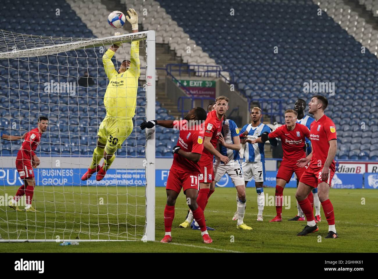 Neil Etheridge, de Birmingham City, palpage le ballon au-dessus de la barre lors du match du championnat Sky Bet au stade John Smith, Huddersfield. Date de la photo : 2 mars 2021. Le crédit photo doit se lire comme suit : Andrew Yates/Sportimage via PA Images Banque D'Images
