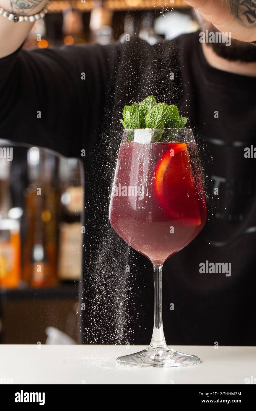 Barman faisant Red Sangria dans le restaurant italien. Cocktail sangria  avec vin rouge au bar flou Photo Stock - Alamy