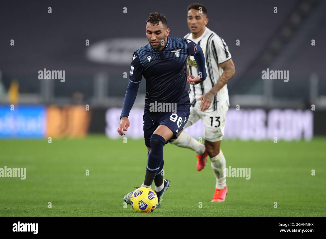 Mohamed Fares de SS Lazio est poursuivi par Danilo de Juventus alors qu'il avance avec le ballon pendant le match de Serie A à l'Allianz Stadium, Turin. Date de la photo: 6 mars 2021. Le crédit photo doit être lu : Jonathan Moscrop/Sportimage via PA Images Banque D'Images Mohamed Fares de SS Lazio est poursuivi par Danilo de Juventus alors qu'il avance avec le ballon pendant le match de Serie A à l'Allianz Stadium, Turin. Date de la photo: 6 mars 2021. Le crédit photo doit être lu : Jonathan Moscrop/Sportimage via PA Images Banque D'Images