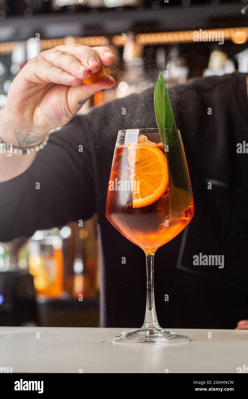 Barman se préparant sur le comptoir Aperol Spritz, un apéritif italien classique et rafraîchissant préparé à la fois par Aperol, Prosecco et mousseux Banque D'Images