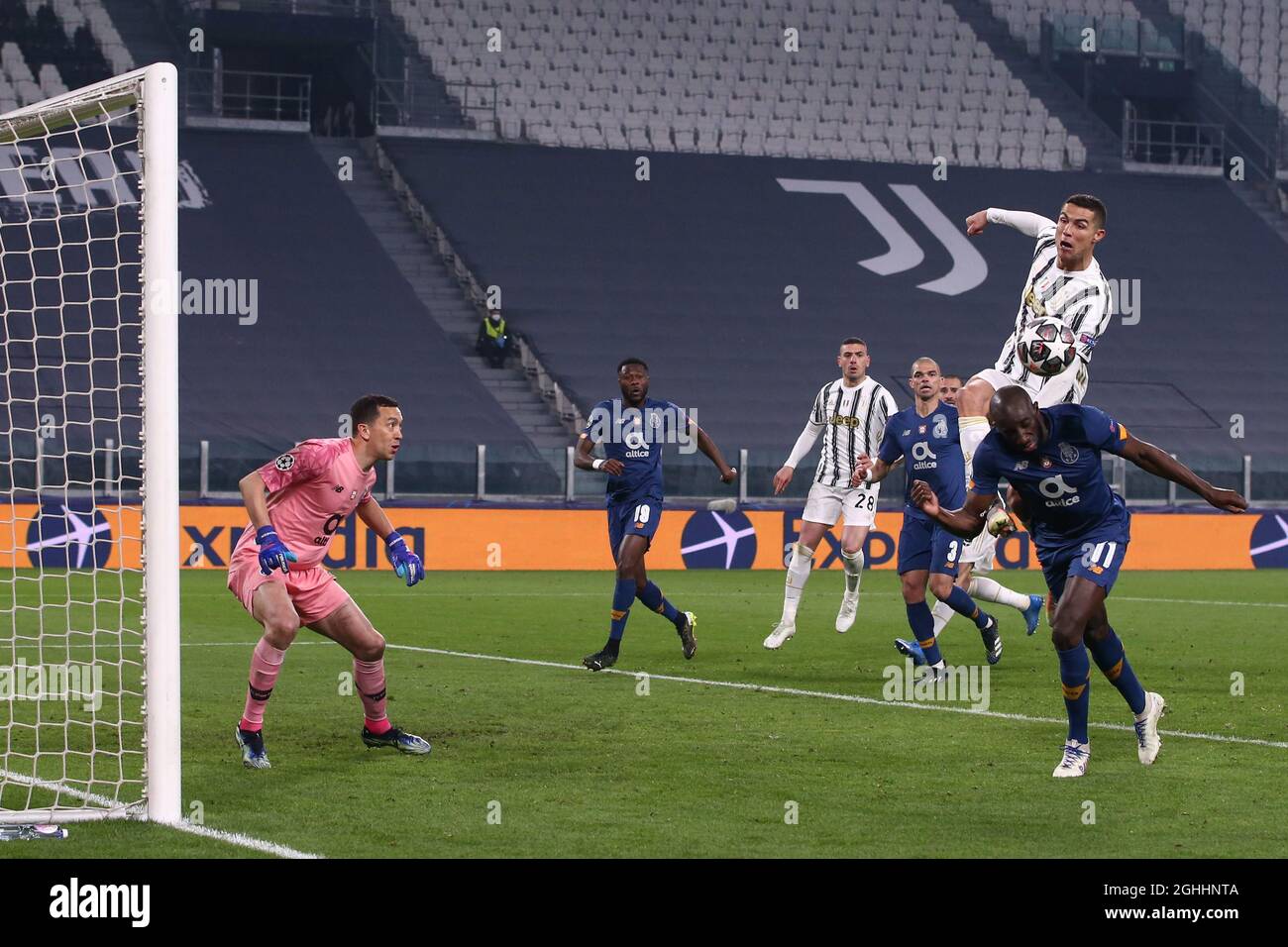 Moussa Marega du FC Porto mène le bal tandis que Cristiano Ronaldo de  Juventus s'engage à atteindre le but lors du match de la Ligue des  champions de l'UEFA à l'Allianz Stadium