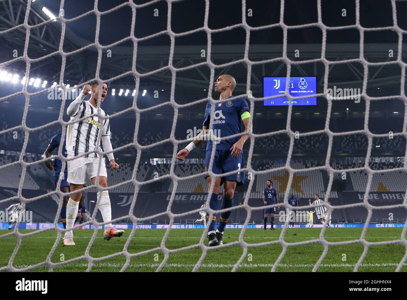 Cristiano Ronaldo de Juventus célèbre devant le Pepe du FC Porto après que Federico Chiesa, coéquipier de Juventus, ait marqué un score pour donner à la partie une avance de 2-1 lors du match de la Ligue des champions de l'UEFA à l'Allianz Stadium, à Turin. Date de la photo : 9 mars 2021. Le crédit photo doit être lu : Jonathan Moscrop/Sportimage via PA Images Banque D'Images
