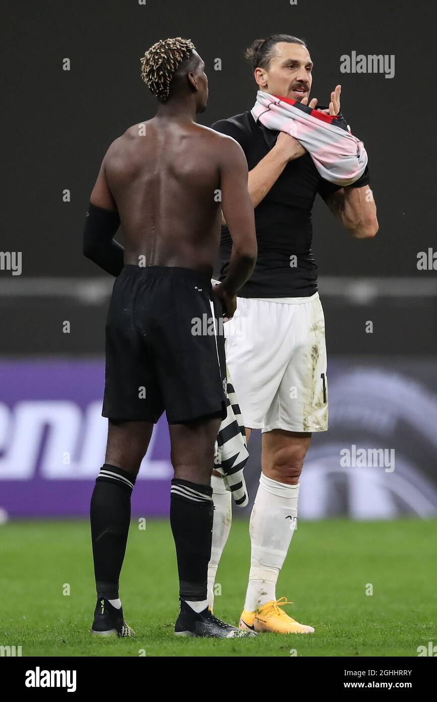 Paul Pogba de Manchester United échange des chemises avec Zlatan  Ibrahimovic de l'AC Milan à la suite du coup de sifflet final du match de  l'UEFA Europa League à Giuseppe Meazza, Milan.