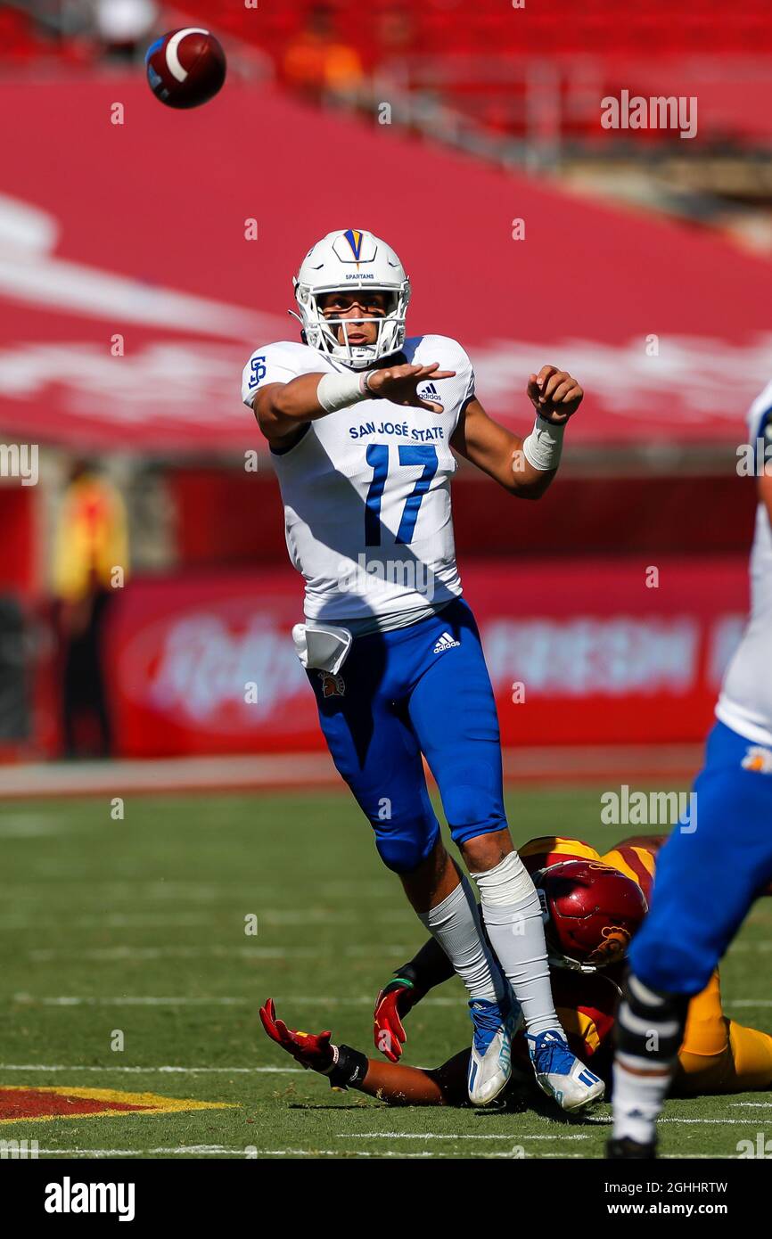 San Jose State Spartans Quarterback Nick Starkel (17) passe le ballon lors d'un match de football NCAA contre les chevaux de Troie de la Californie du Sud samedi, Banque D'Images