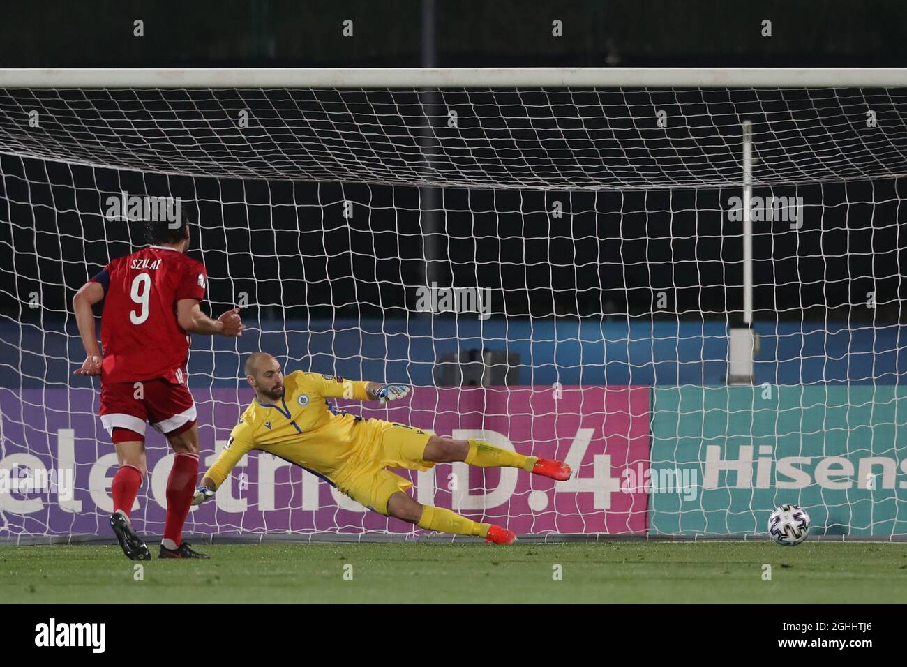 Adam Szalai, de Hongrie, a fait une pénalité après Elia Benedettini, de Saint-Marin, lors du match qualificatifs de la coupe du monde de la FIFA au stade de San Marino, à Serravalle. Date de la photo : 28 mars 2021. Le crédit photo doit être lu : Jonathan Moscrop/Sportimage via PA Images Banque D'Images